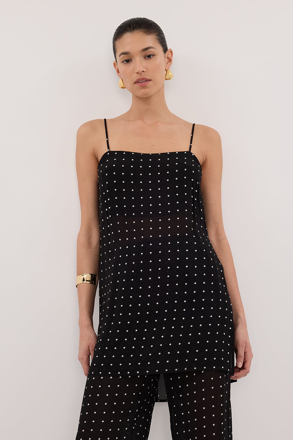 VANESSA BLACK SLEEVELESS SPOT CAMI TOP