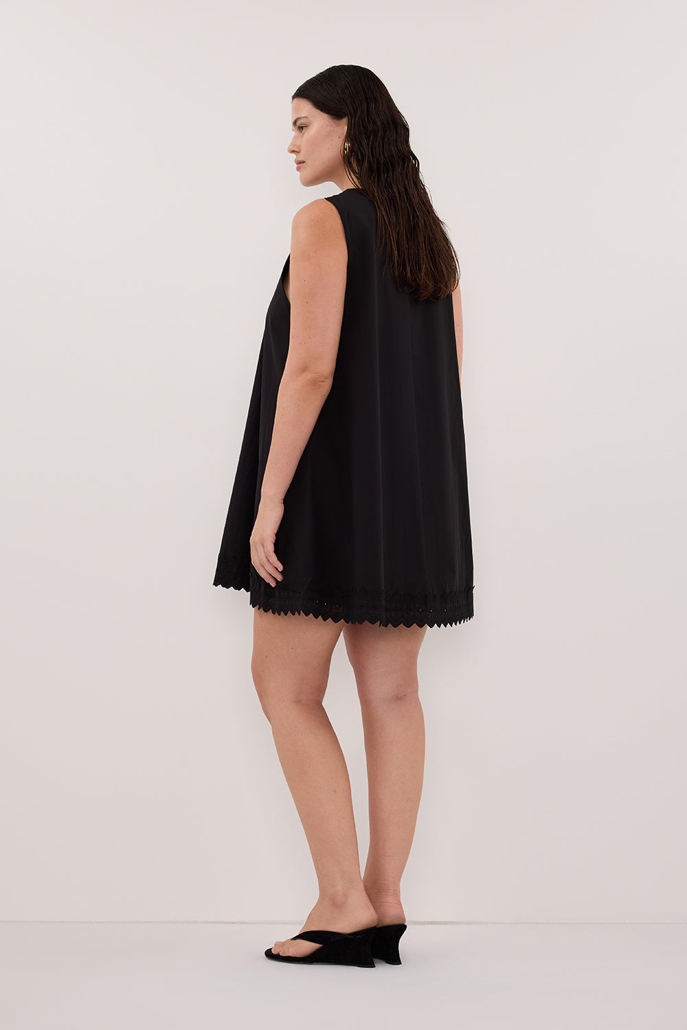 ANNABEL BLACK SLEEVELESS V NECK MINI DRESS