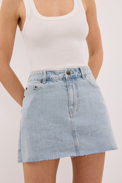 DANA LIGHT RINSE DENIM MINI SKIRT