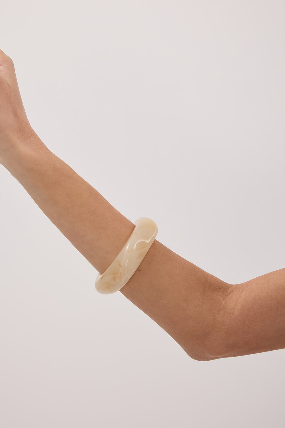 NOAH THE LABEL CREAM RESIN BANGLE