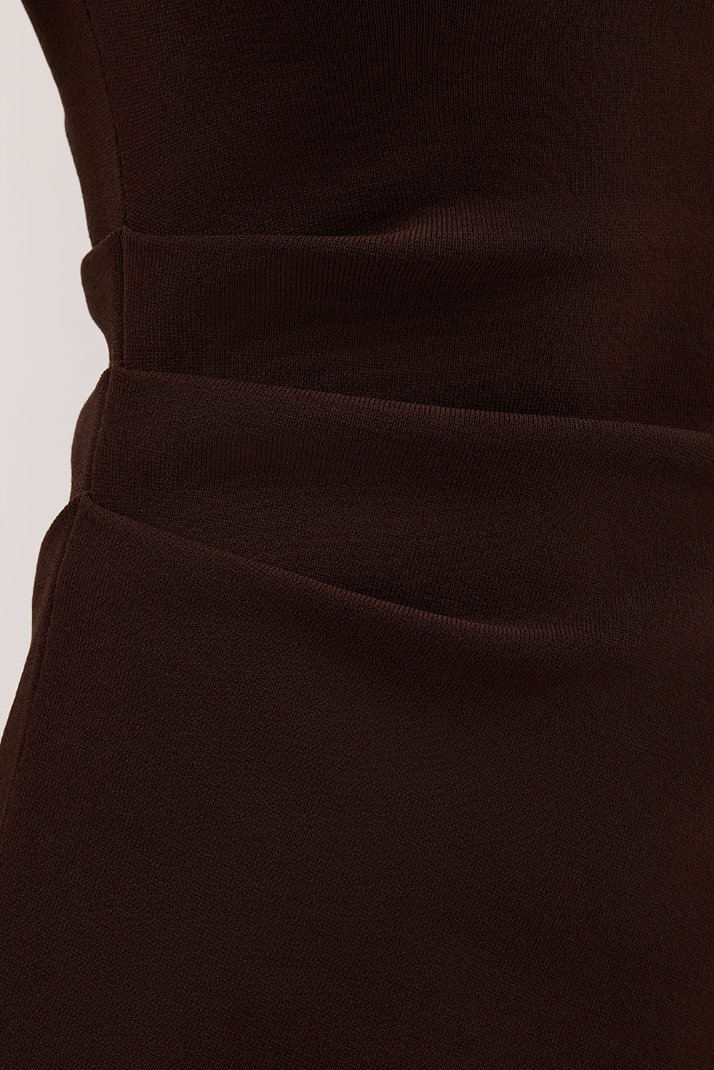 CLEO CHOC SLEEVELESS LONGLINE KNIT TOP