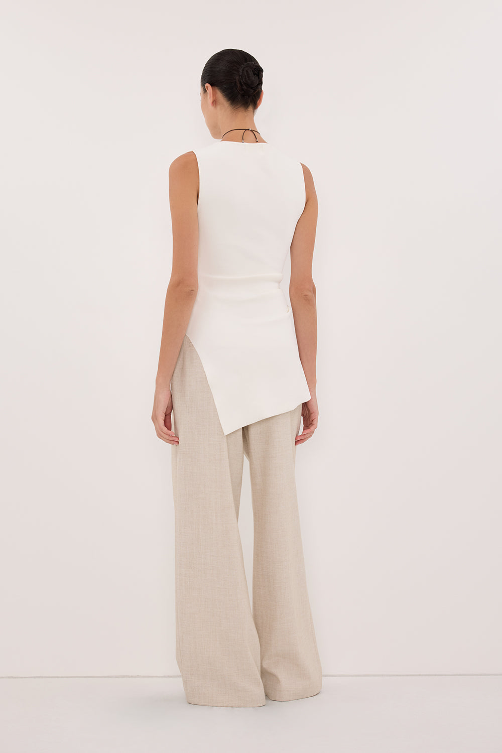 CLEO WHITE SLEEVELESS LONGLINE KNIT TOP 